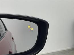 【BSM（ブラインドスポットモニター）】隣車線上の側方および後方から接近する車両を検知すると、検知した側のドアミラーが点灯。その状態でウインカーを出すと、インジケーターの点滅と警報音で警告します。