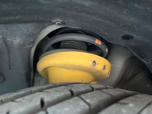 お車を安心してお乗りいただく為には、足回りの定期点検が欠かせません。サービスサポート（有償保証）では無料点検もご提供しており、安心のカーライフをお過ごしいただけるサポート体制が整っています。