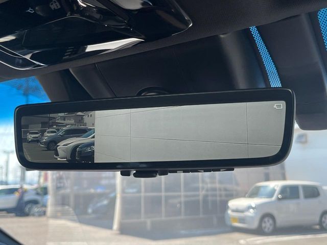 【デジタルインナーミラー】後席の大きな荷物や同乗者で後方が確認しづらい時でも安心！カメラが撮影した車両後方の映像をルームミラー内に表示。クリアな視界で状況の確認が可能です！