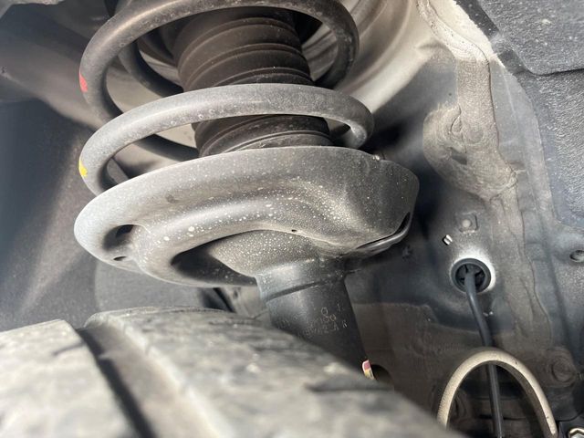 お車を安心してお乗りいただく為には、足回りの定期点検が欠かせません。サービスサポート（有償保証）では無料点検もご提供しており、安心のカーライフをお過ごしいただけるサポート体制が整っています。
