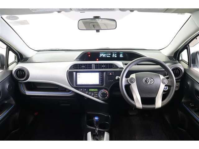 フードが低いセンターメーターで運転席からの視界は良く、助手席からもメータの情報を見ることが出来ます。操作ボタンやダイヤルが届きやすい位置に配置されていて利便性も良い使いやすい運転席廻りです。