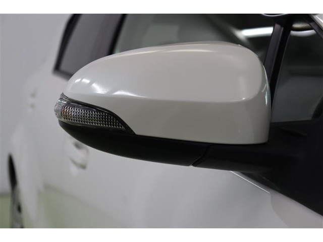 バイカラーでお洒落なウインカーミラーです。ウインカーミラーはお洒落なだけでなく、対向車や歩行者からの視認性が良く安全性が向上し、事故防止にもつながります。