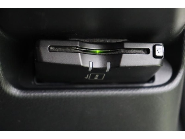 ゲート通過もスムーズなETC搭載です。今やマストアイテムですね。納車前には使用できるようにセットアップをさせていただきます。ETCカードの取扱もしておりますのでご相談くださいね。