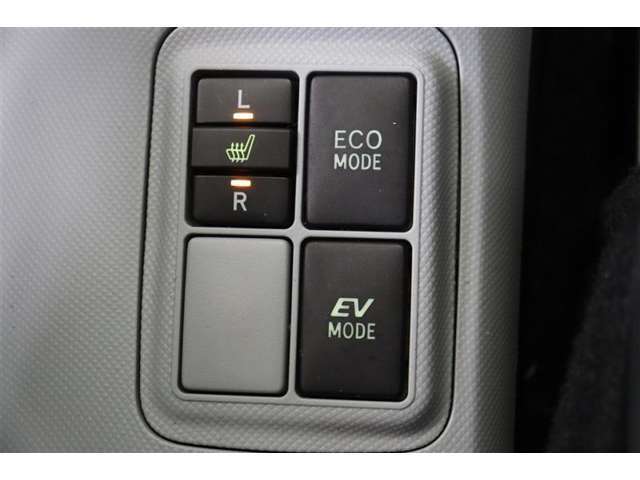 ECOモードはエアコンの利きなどを抑え、低燃費で走れるようにサポートします。EVモードはモーターのみで動くので、夜間などの静かに走行したい時に便利です。（EVモードは一定速度を超えると解除されます）
