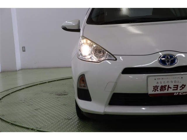 シャープなデザインのヘッドライトは暖色系で対向車にも優しい光のハロゲンです。ハロゲンは熱くなるので雪がライトに積もっても溶かしてくれます。