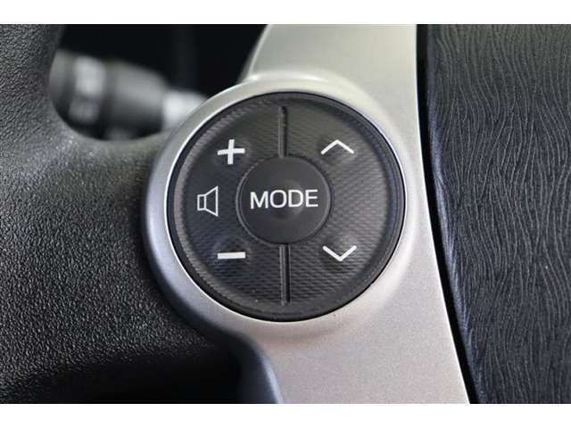 運転中にステアリングから手を離さなくてもオーディオ操作が出来るスイッチを装備しています。走行中に視線を逸らさず出来る手元操作は安全運転につながります。