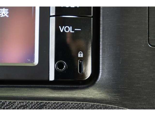 スマートフォンやiPodに入れた音楽を楽しめるAUXを装備しています。AUXは直接カーオーディオに接続できるため、Bluetoothなどよりも高音質な音楽が楽しめます。