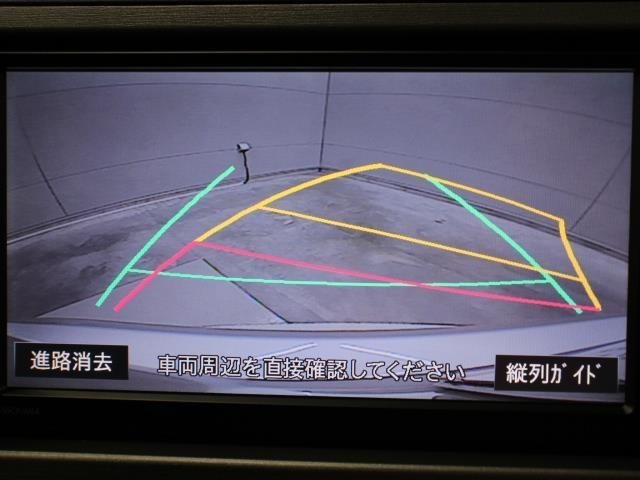 車庫入れや縦列駐車などの際に、後退操作の参考になるガイドラインをモニター画面に表示します。