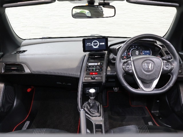操作性に優れた運転席となります！小物入れや各ボタンの配置にこだわり、使いやすいです！座り心地もよく視認性も良好なのでロングドライブもお任せ下さい！