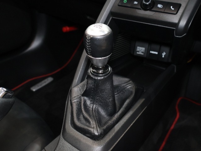 6速MTのお車です♪直感的な操作を楽しむことができます！