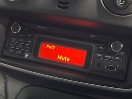●Bluetooth：お手持ちのスマートフォンなどと接続し、ハンズフリー通話や臨場感溢れるミュージック再生をお楽しみいただけます。無線接続ですので煩わしさもありません♪