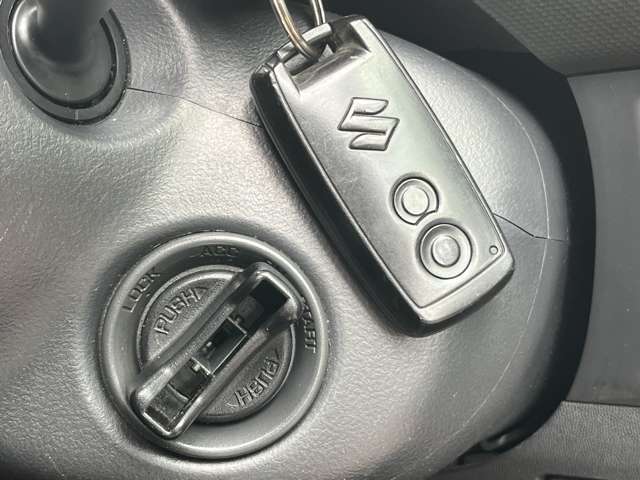カバンにキーをしまったままでも車の施錠・解錠が可能です！運転席に乗り込んだら鍵を挿しこまずにエンジンが掛けれてラクラクです！！