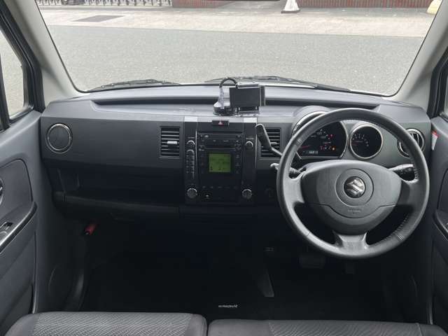 こちらの車両には革巻きのステアリングが採用されており、上品さがございます！！