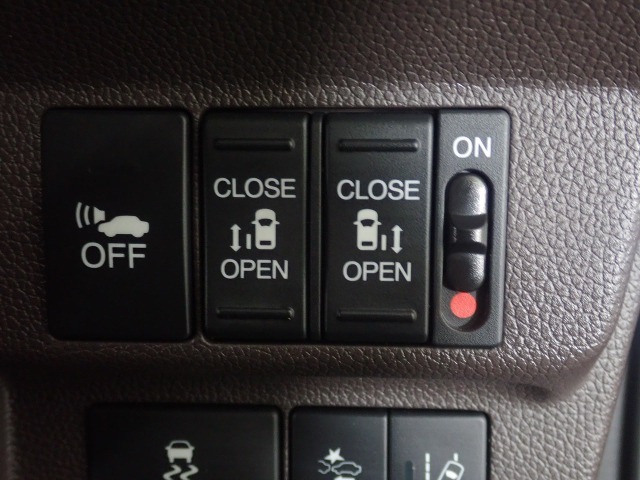 【両側パワースライドドア】両側がパワースライドドアになっており、運転席のスイッチやスマートキーでも開閉が可能です！開口部も広いので乗り降りも楽々♪
