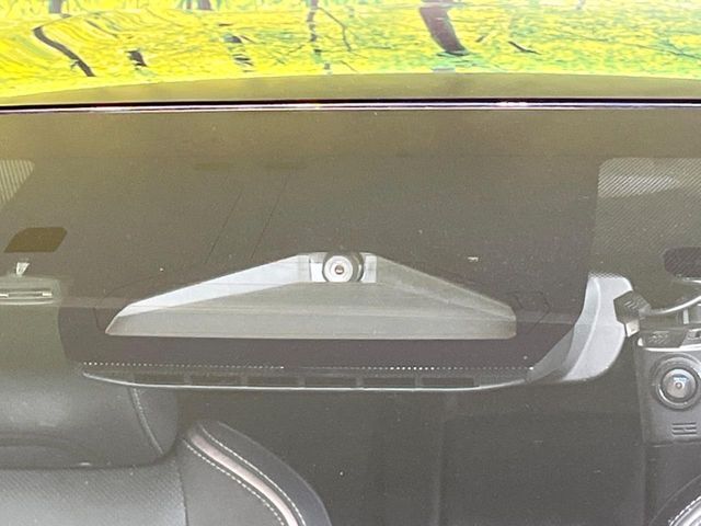 【トヨタセーフティセンス】走行中に前方の車両等を認識し、衝突しそうな時は警報とブレーキで衝突回避と被害軽減をアシスト。より安全にドライブをお楽しみいただけます。