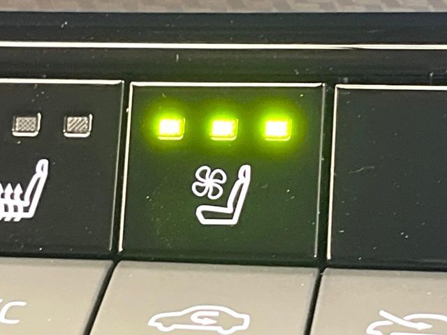 【シートベンチレーション】夏場は涼しい風でお尻や背中の熱やムレを防ぎ、冬はエアコンよりも早く温まってポカポカに！季節を問わず快適に過ごせます。