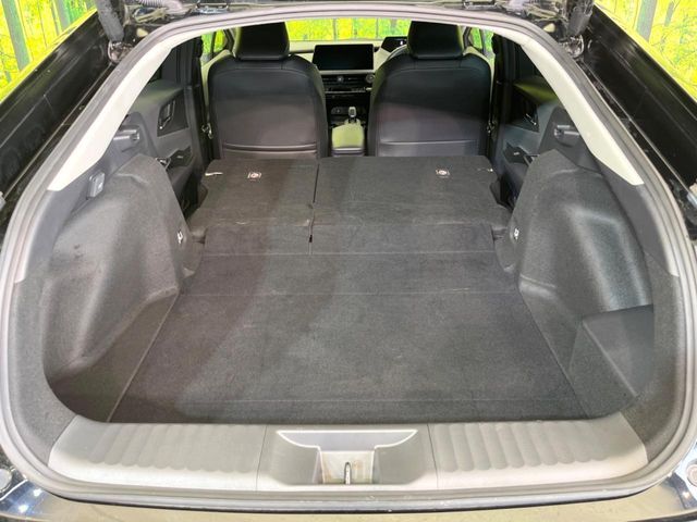 後席を格納すると、これだけの広さが！シーンに合わせたシートアレンジで、大きな荷物も積むことが出来ます♪