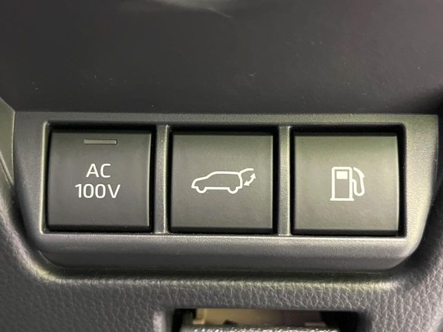 【パワーバックドア】スマートキーや運転席のボタンを押すだけでリアゲートが自動で開閉します！荷物を持っている時や、高い位置にあるバックドアを閉める際に便利な機能です♪