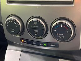 【オートエアコン】一度お好みの温度に設定すれば、車内の温度を検知し風量や温度を自動で調整。暑い…寒い…と何度もスイッチ操作をする必要はありません。快適な車内空間には必須の機能ですね♪