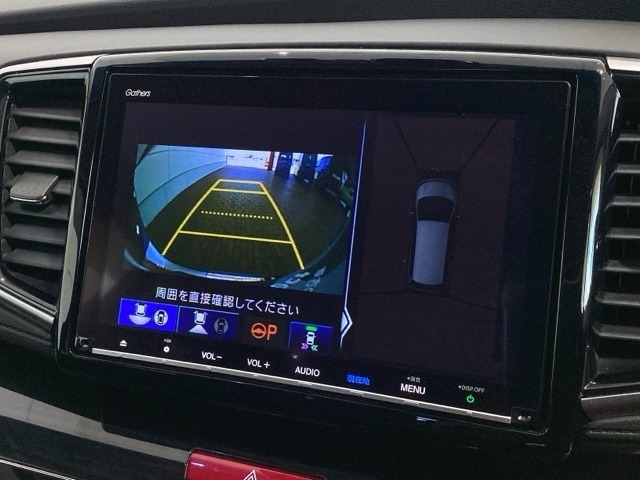 リバースギアに入れるだけで後方の表示へ切り替わります。夜間や雨の日の駐車も楽になりますよ。