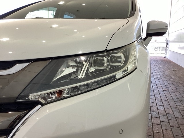 LEDヘッドライトは、点灯の瞬間から最大光量を発揮し、突然暗くなるトンネルなどでの安定感を高めます。