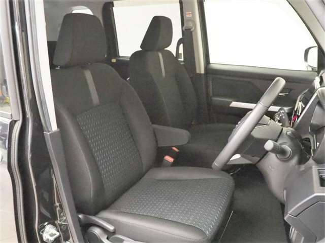 高いホールド性で運転姿勢が安定します。長距離ドライブでも疲れにくいのが魅力です。快適なドライビングライフをお送りください♪