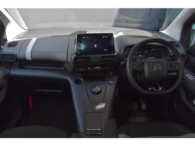LIBERALAは、輸入車選びの新たなスタイルを提案するインポート・セレクト・ブランドです。オーナー様となる方がクルマから直接感じる感性を第一にした、最良の一台との出会いをコーディネートいたします。