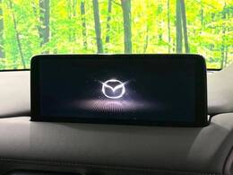 【10.25インチマツダコネクト】車内の雰囲気にマッチした大型ディスプレイ。スマホ接続でのナビ使用やBluetooth再生等、様々な機能が楽しめます。直感的なダイヤル操作が可能で、使い勝手も良好です。