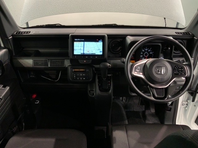 使いやすいレイアウトのダッシュボード周辺です。オートエアコンや小物入れなど嬉しい装備が満載です。