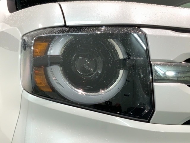 LEDヘッドライトは、点灯の瞬間から最大光量を発揮し、突然暗くなるトンネルなどでの安定感を高めます。