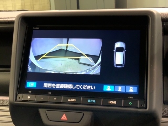 リバースギアに入れるだけで後方の表示へ切り替わります。夜間や雨の日の駐車も楽になりますよ。