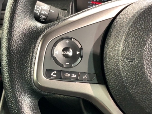 ステアリングにオーディオ操作スイッチが付いています。オーディオ画面に直接タッチしなくても操作が出来ますので、運転に集中できます。