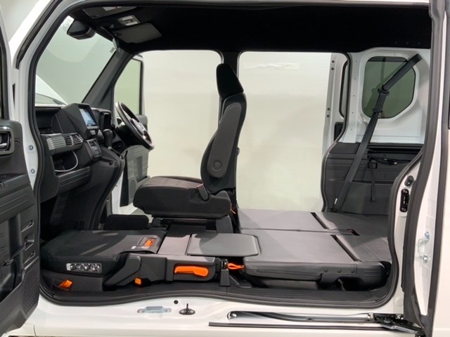 助手席側はセンターピラーレスです。