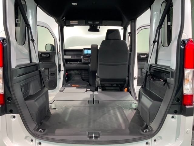 テールゲートからリアシート、助手席までがフラットにつながる、広々とした空間を実現しています。