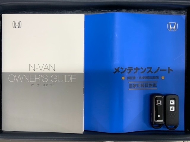 スマートキーは鍵をバッグに入れたままでもドアロックの開閉やエンジンのON・OFFができます。夜間や雨の日も鍵を探さなくて良いので便利です。