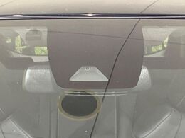 【トヨタセーフティセンス】走行中に前方の車両等を認識し、衝突しそうな時は警報とブレーキで衝突回避と被害軽減をアシスト。より安全にドライブをお楽しみいただけます。