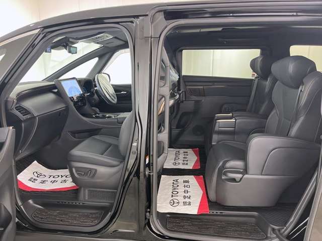 広い空間でラクラク乗り降り！アシストグリップもあるので、より安全に乗り降りができますね。