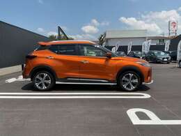 コンパクトなボディでどの年代の方にも乗りやすいお車になっております☆