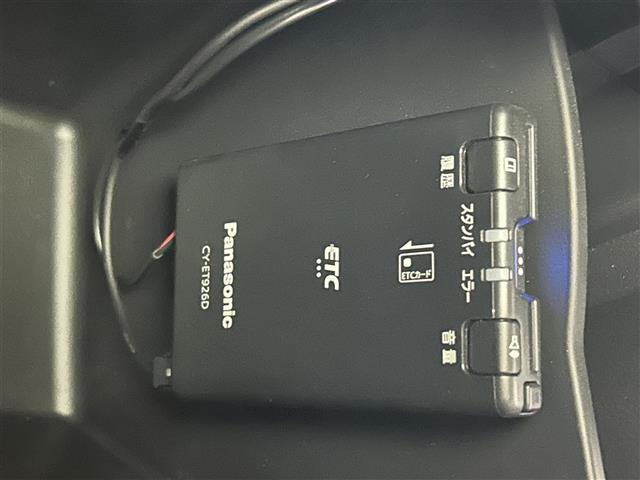 【ETC】有料道路を利用する際に料金所で停止することなく通過できる、ETC車載器（ノンストップ自動料金収受システム機器）が装備されています。セットアップを行うことで利用可能になります。