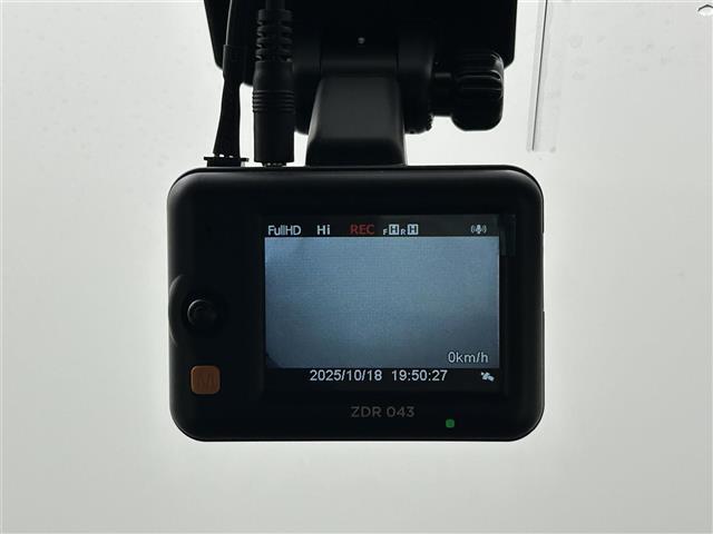 【ドライブレコーダー】映像・音声などの運転中の記録を残します。事故などを起こした起こされた時の証拠になりえますので、もしも時でも安心ですね。