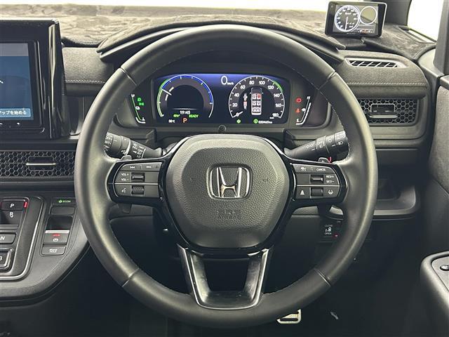 【ハンドル】軽い力で扱いやすいハンドルです。目立つ傷やスレなどなく綺麗な状態です！除菌プランいれていただくとさらに快適に！清潔なお車はお子様にも安心ですね！