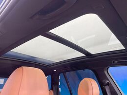 ●パノラマミックガラスルーフ：大迫力のパノラマルーフは、後部座席にまで続いており、開放的な空間をお楽しみいただけます。