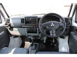 運転席・助手席用ドリンクホルダー付きです。