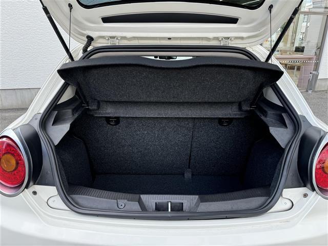 【トランク】積み込みやすくて、たっぷり積める荷室です。シートアレンジできるものは、乗車人数と荷物の量や大きさによってシートを動かすことができるので、より快適なドライブが可能です！
