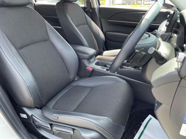【1列目シート】もちろん車内はキレイです♪よりクリーンな状態をキープしたいお客様には『シート撥水コーティング』がおすすめ！除菌・消臭に効果を発揮し多くの方にご好評いただいております。