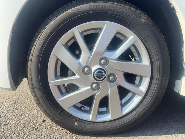 ●アルミホイールを装着しています☆お車を購入される際、ご不明な点があると思いますが、困ったらお気軽にご相談下さい！別途お好みのホイールなどありましたらお申し付けください☆