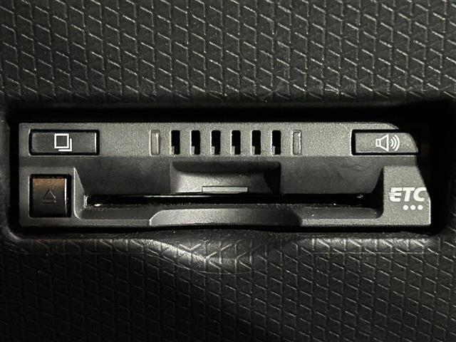 【ETC】有料道路を利用する際に料金所で停止することなく通過できる、ETC車載器（ノンストップ自動料金収受システム機器）が装備されています。セットアップを行うことで利用可能になります。