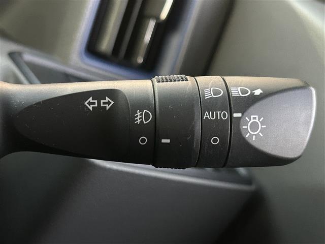 【オートライト（AUTO）】外の明るさをシステムが感知して、自動でヘッドライトが点灯します！ヘッドライトをつけ忘れを防ぐ便利機能です。