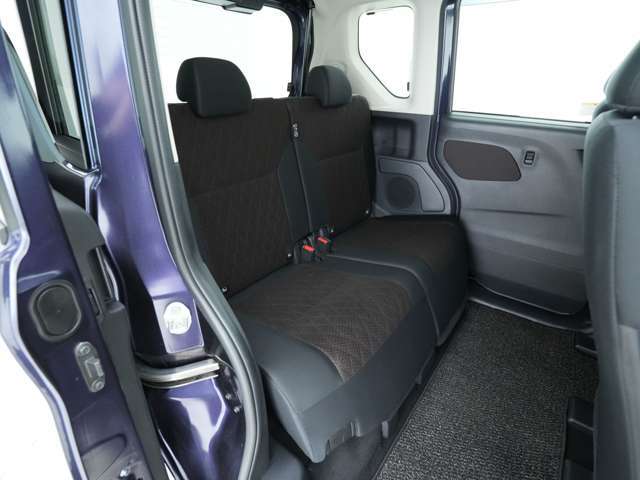 後席です！厚めの座席は背もたれに体重をかけても程よい弾性を維持してくれます！長時間座りっぱなしでも快適な乗り心地を楽しむことが可能♪