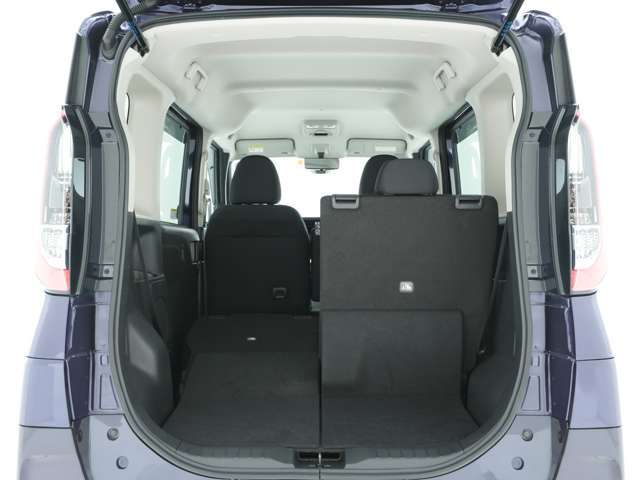 後席はそれぞれ別々にシートアレンジが可能です！簡単に荷室の広さを調整することが出来ます！